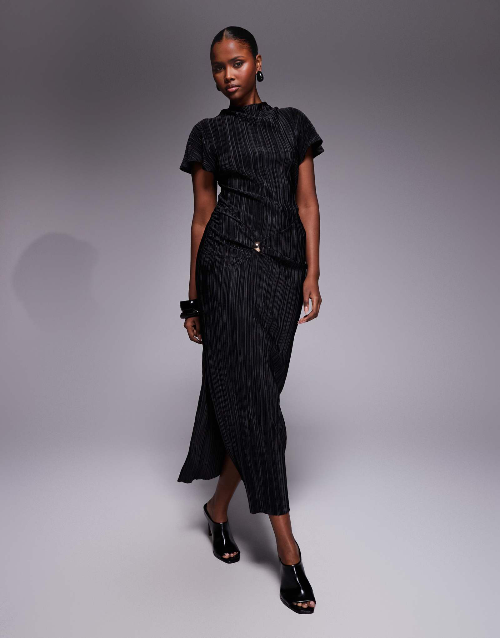 Черное миди-платье с узором из плиссе и фурнитурой ASOS DESIGN twist detail