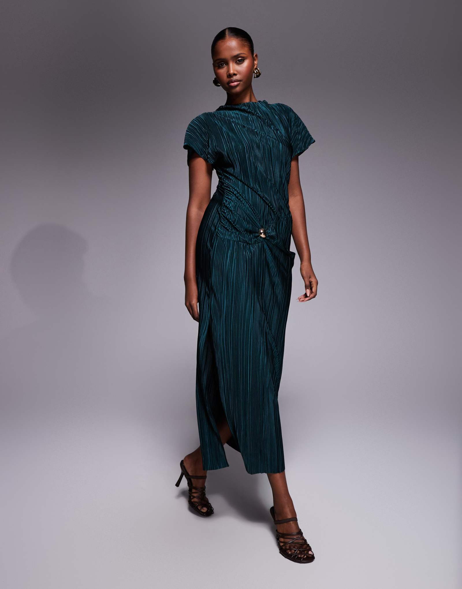 Зеленое миди-платье с узором из плиссе и фурнитурой ASOS DESIGN twist