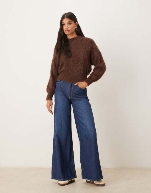 ASOS DESIGN - Harig gebreide getailleerde trui met ronde hals in chocoladebruin, 2 van 4