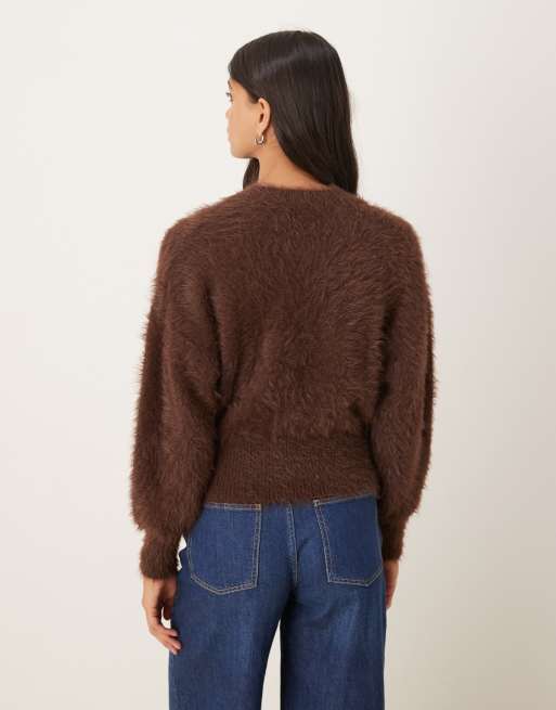 ASOS DESIGN - Harig gebreide getailleerde trui met ronde hals in chocoladebruin, 3 van 4