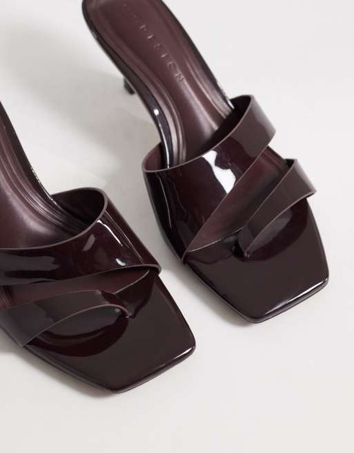 ASOS DESIGN - Harlee - Asymmetrische muiltjes met dubbele bandjes in chocoladebruin lakleer, 2 van 4