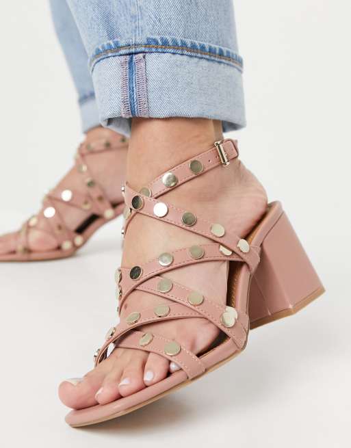 ASOS DESIGN – Harlow – Beige sandaler med blockklack och nitar