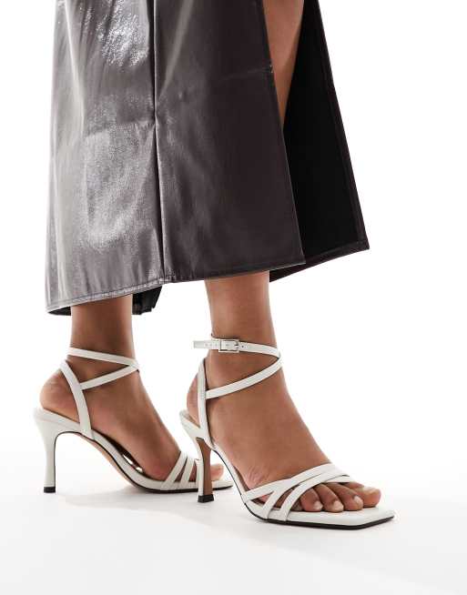 ASOS DESIGN – Harlow – Naturvita sandaler med mellanhög klack