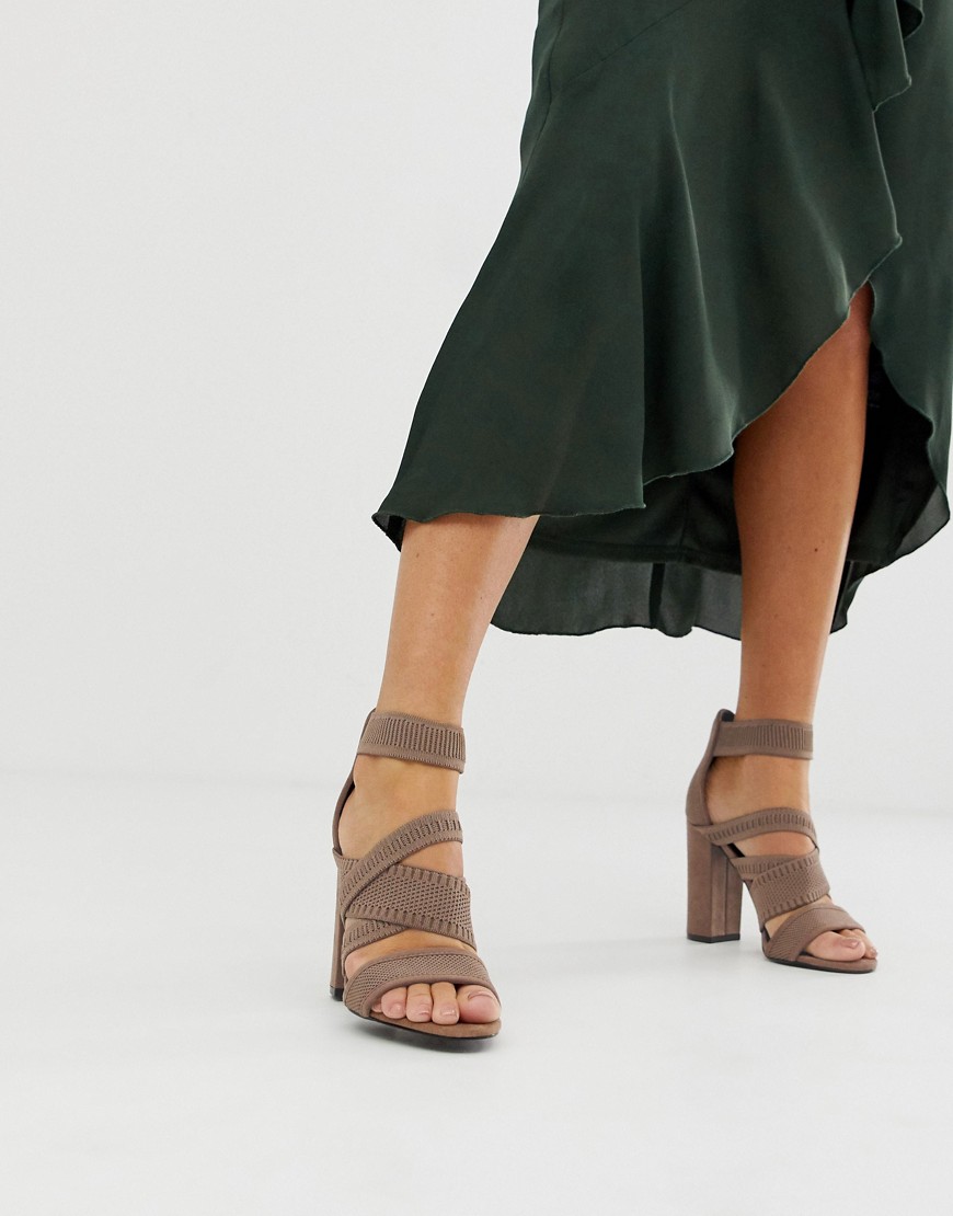 ASOS DESIGN – Harlow – stickade sandaler med klack-Beige