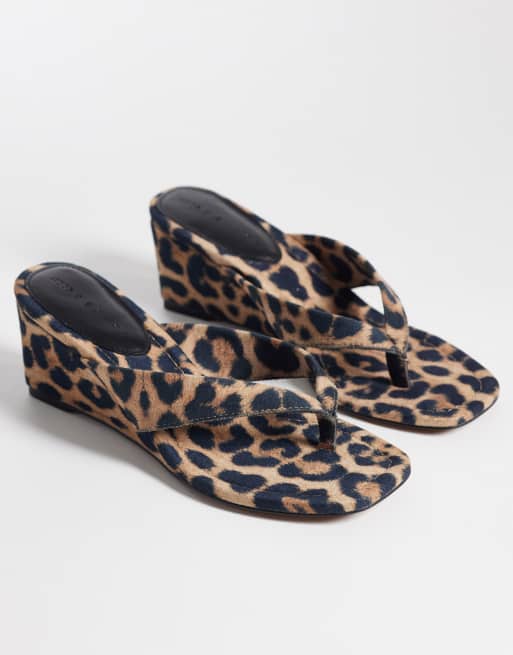 ASOS DESIGN – Harlow – Zehenstegsandalen mit Keilabsatz und Leopardenmuster, 2 von 4