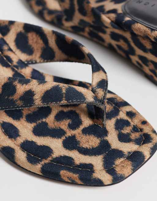 ASOS DESIGN – Harlow – Zehenstegsandalen mit Keilabsatz und Leopardenmuster, 4 von 4