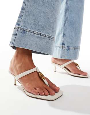 ASOS DESIGN - Harmonica - Zehenstegsandalen in gebrochenem Weiß mit Bambus-Besatz und mittelhohem Absatz