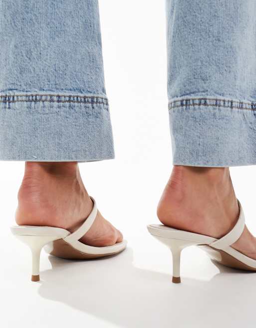 ASOS DESIGN – Harmonica – Zehenstegsandalen in gebrochenem Weiß mit Bambus-Besatz und mittelhohem Absatz, 3 von 4