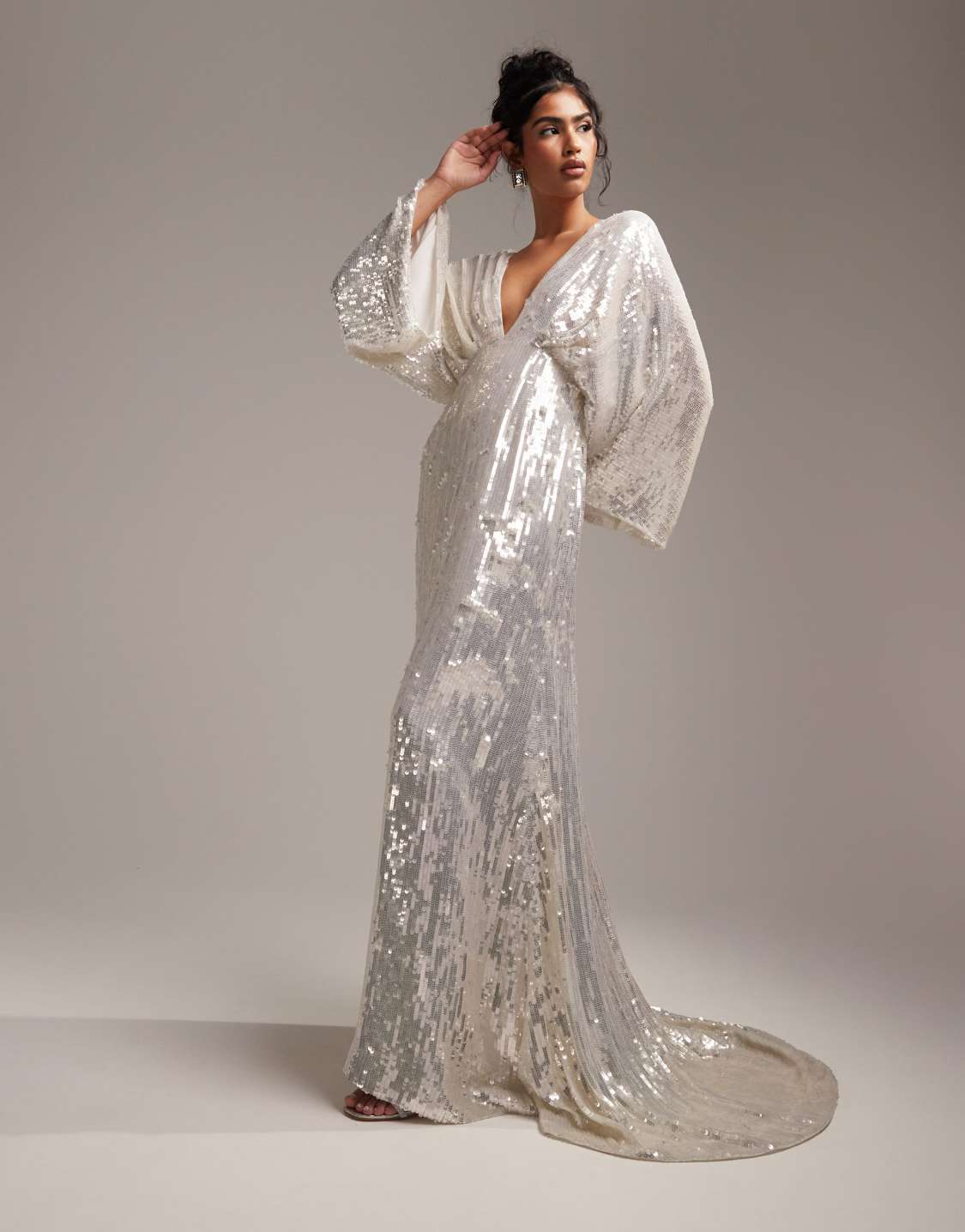 ASOS DESIGN - Harriet - Robe de mariée à sequins avec manches kimono et décolleté plongeant - Ivoire