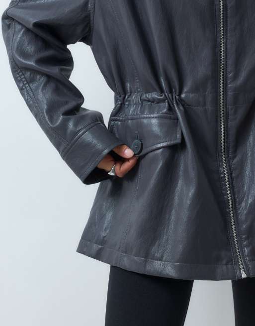 ASOS DESIGN harringtonjacka i läderlook med markerad midja i mörkblått, 3 av 4