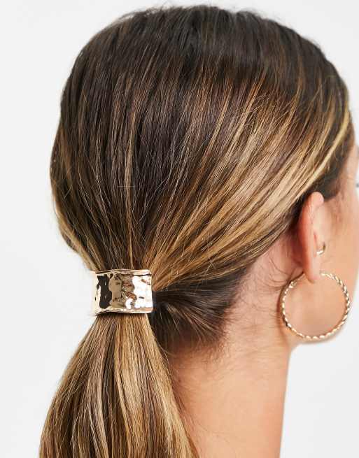 ASOS DESIGN – Hårsnodd med guldfärgad, hamrad metalldetalj