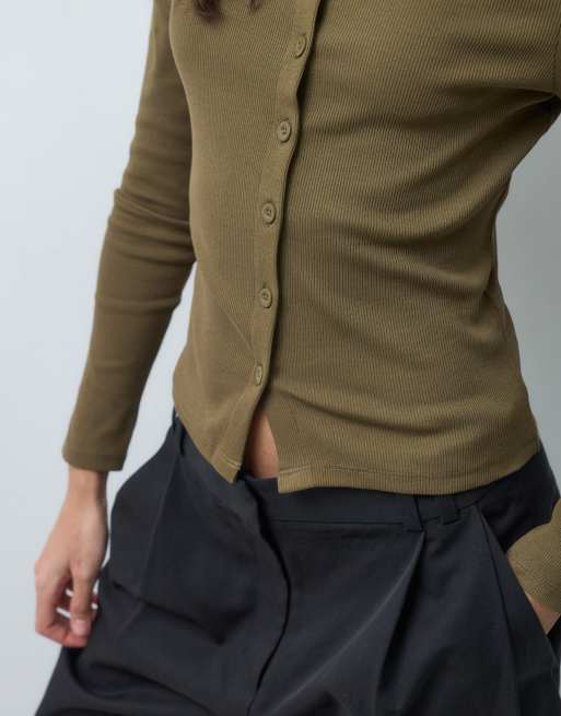 ASOS DESIGN haut côtelé à col bateau, manches longues, boutonné, kaki, 4 de 4