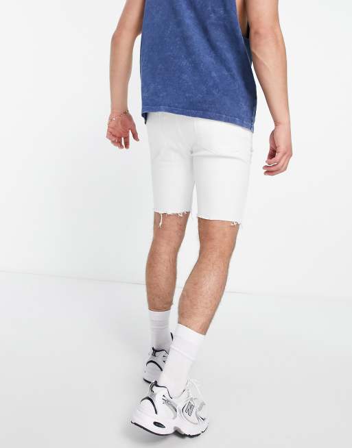 ASOS DESIGN – Hautenge Jeansshorts mit Power-Stretch in Weiß mit starken Rissen und unversäubertem Saum, 2 von 4