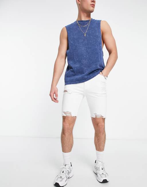 ASOS DESIGN – Hautenge Jeansshorts mit Power-Stretch in Weiß mit starken Rissen und unversäubertem Saum, 3 von 4