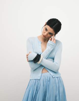 ASOS DESIGN - Hautenge Strickjacke in Hellblau