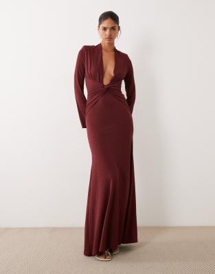 ASOS DESIGN - Hautenges Maxikleid in Schokobraun mit supertiefem Ausschnitt und verdrehter Vorderseite-Brown