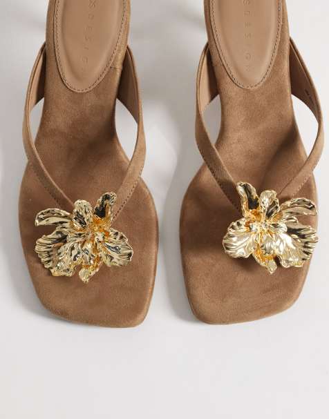 ASOS DESIGN - Havana - Sandales en suédine à petit talon et entre-doigt avec détail métallique - Taupe - view 1