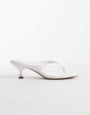 ASOS DESIGN - Havana - Sandaletten in Weiß mit Kitten-Absatz und Zehensteg