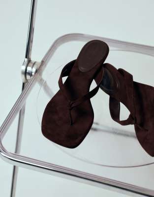 ASOS DESIGN - Havana - Zehenstegsandaletten aus Wildlederimitat in Schokobraun mit Kitten-Absatz-Brown