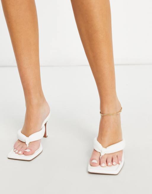 ASOS Design – Haven – Vita vadderade klacksandaler med tårem