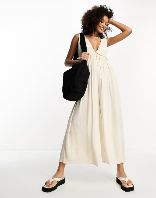 ASOS DESIGN Havrefärgad, krinklad, panelsydd jumpsuit med smock och volang ASOS