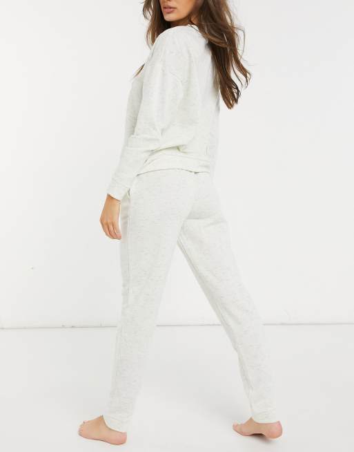 ASOS DESIGN – Havrefärgat basset med sweatshirt och mjukisbyxor, 2 av 4