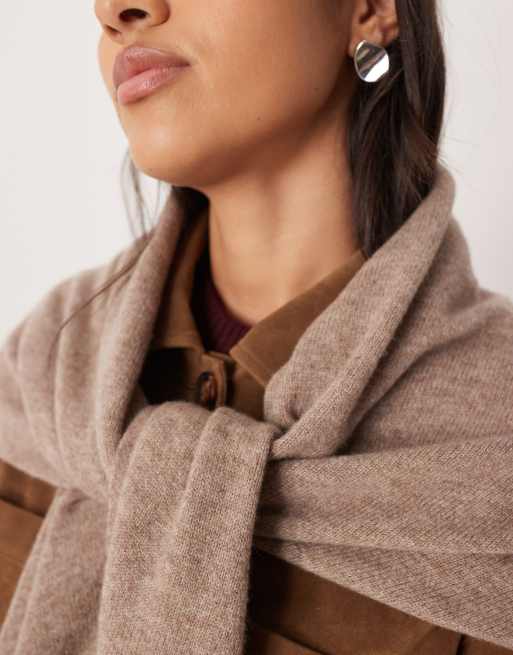ASOS DESIGN – Havregrynsfärgad, stickad scarf i ylle och trekantsdesign, 2 av 3