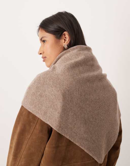 ASOS DESIGN – Havregrynsfärgad, stickad scarf i ylle och trekantsdesign, 3 av 3