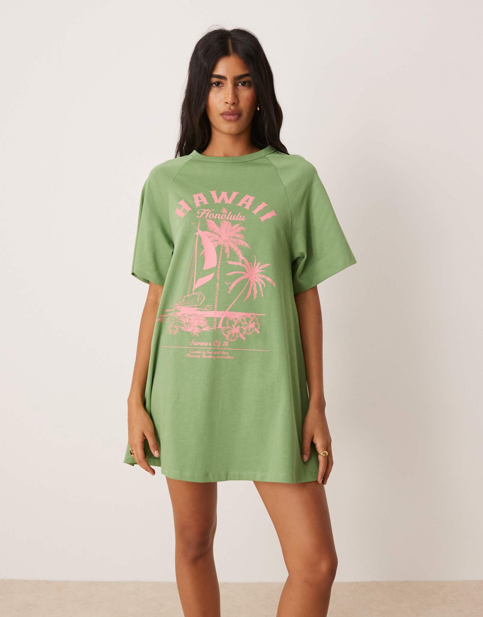 Мини-платье-футболка оверсайз с графическим рисунком от ASOS DESIGN Hawaii зеленого цвета