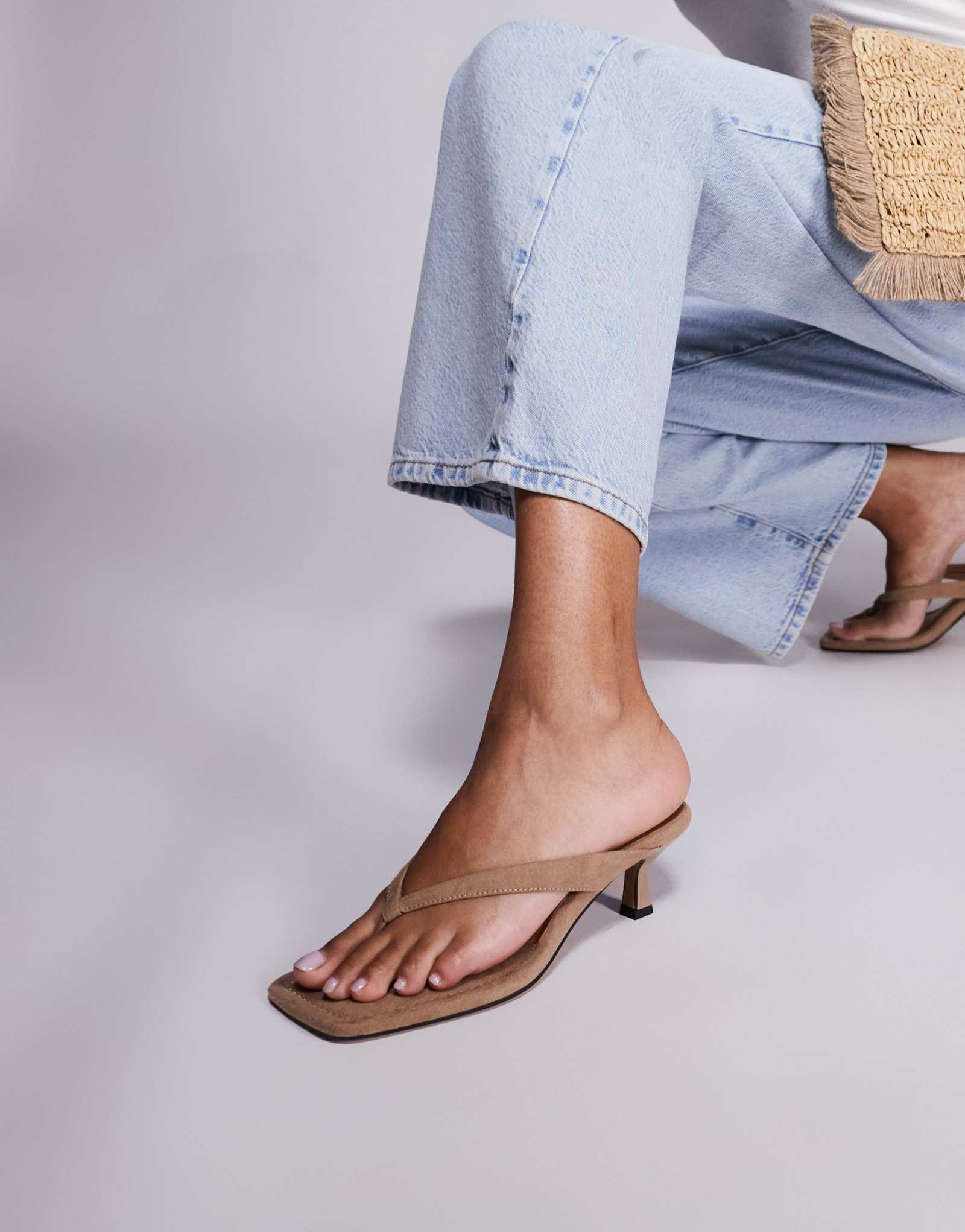 Вьетнамки на каблуке Hawaii kitten от ASOS DESIGN из темно-серого замша
