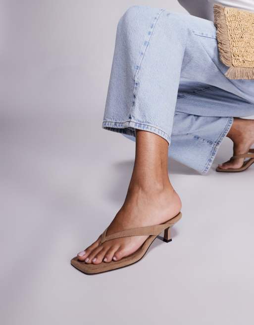 ASOS DESIGN - Hawaii - Sandali con tacchetto a spillo in camoscio sintetico color tortora modello infradito