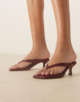 ASOS DESIGN - Hawaii - Zehenstegsandaletten in dunkler Kirsche mit Pfennigabsatz-Rot