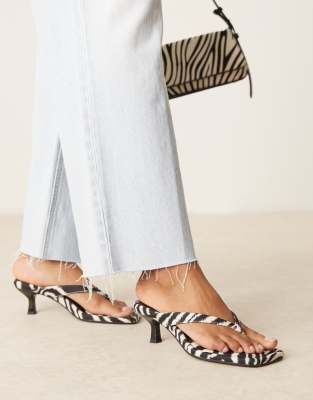 ASOS DESIGN - Hawaii - Zehenstegsandaletten mit Zebramuster und Kitten-Absatz-Bunt