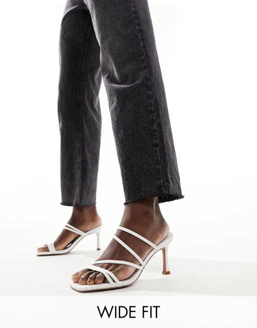 ASOS DESIGN – Hayes – Riemchenmules in Weiß mit mittelhohem Absatz, weite Passform
