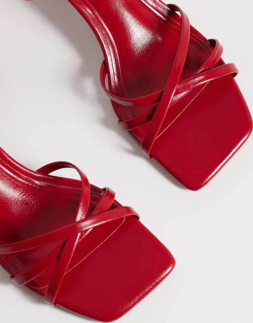 ASOS DESIGN – Haze – Riemchen-Sandaletten aus Satin in Kirschrot mit Kitten Heel, 2 von 4