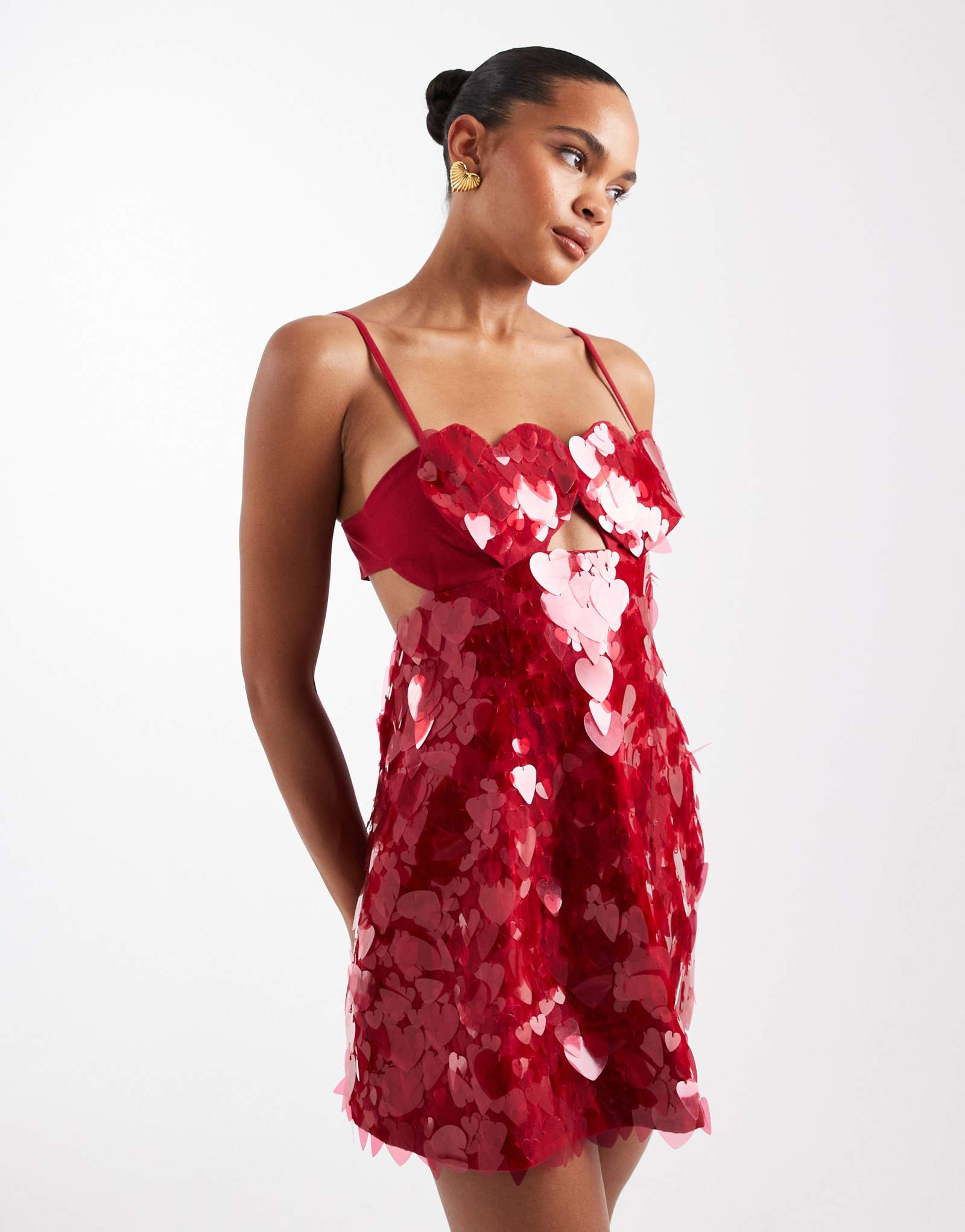 Красное структурированное мини-платье ASOS DESIGN с чашечками в виде сердечек, украшенное деталями в виде сердца