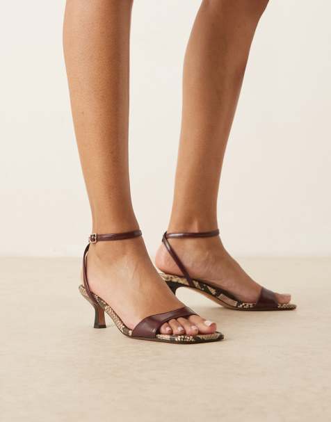 ASOS DESIGN – Heart Throb – Burgundowe minimalistyczne sandały na kaczuszce, we wzór skóry węża - view 1