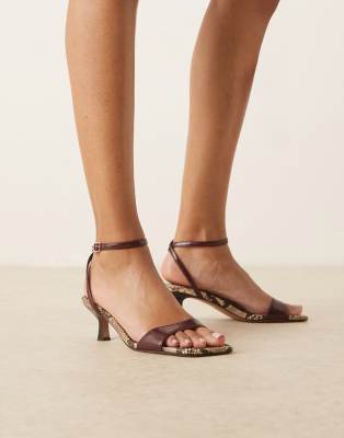 ASOS DESIGN - Heart Throb - Filigrane Sandaletten in Burgunderrot mit Schlangenmuster und Kitten-Absatz-Bunt