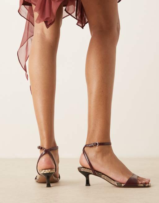 ASOS DESIGN – Heart Throb – Filigrane Sandaletten in Burgunderrot mit Schlangenmuster und Kitten-Absatz, 2 von 4
