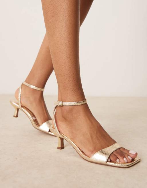 ASOS DESIGN - Heart Throb - Sandali minimal color oro con tacchetti a spillo e pianta larga