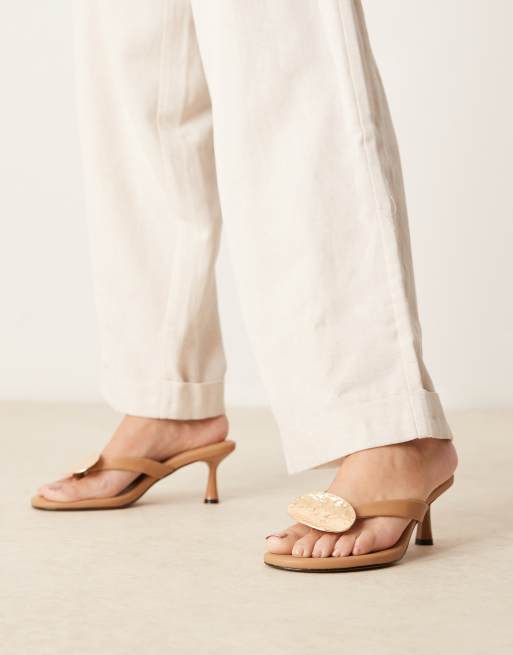 ASOS DESIGN – Heated – Kamelfärgade sandaler med halvhög klack, tårem och dekoration, 3 av 4