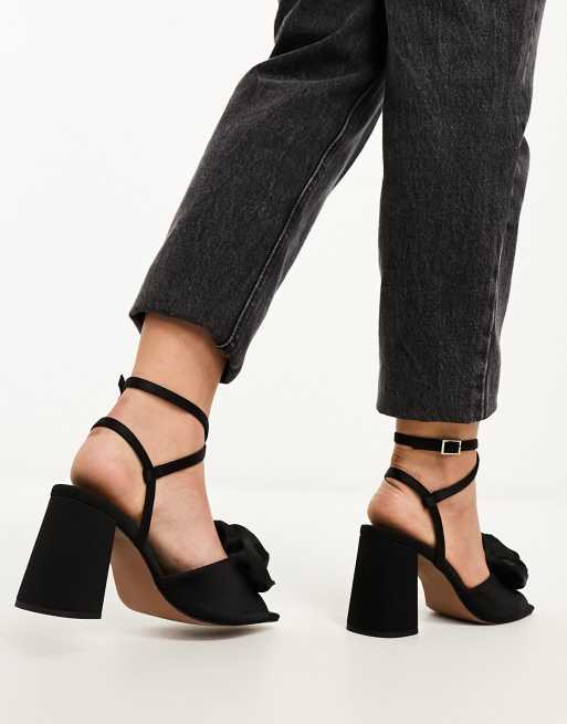 ASOS DESIGN - Heather - Sandalen met halfhoge blokhak en corsage in zwart, 2 van 4