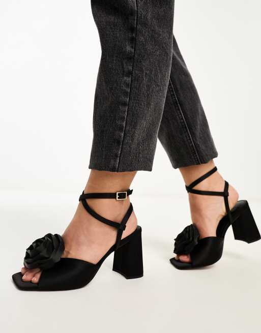 ASOS DESIGN - Heather - Sandalen met halfhoge blokhak en corsage in zwart, 3 van 4