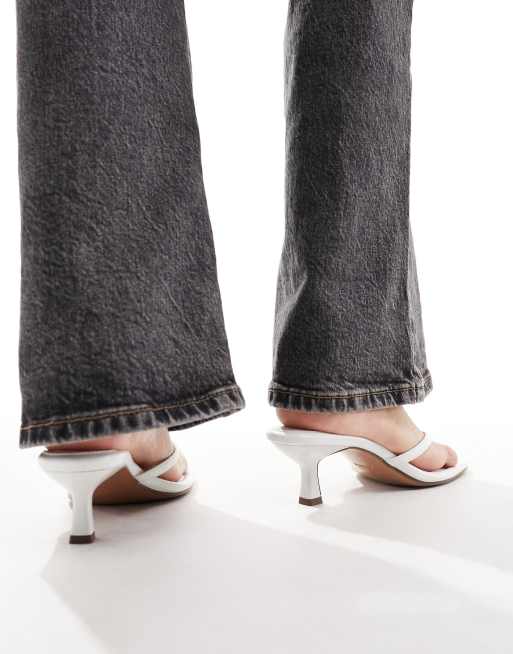 ASOS DESIGN - Heatwave - Hvide sandaler med tårem og kitten-hæl, 4 af 4