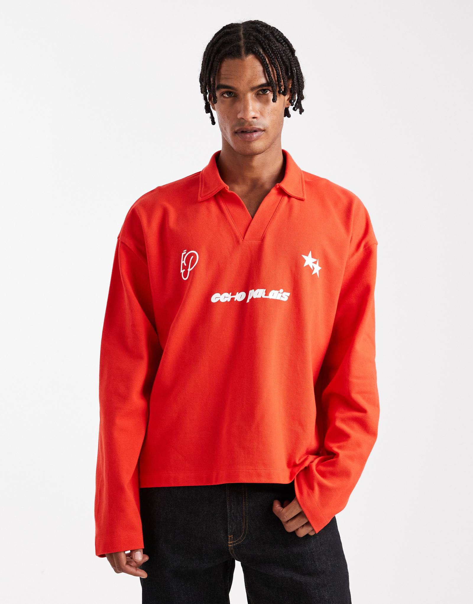 ДИЗАЙНЕРСКОЕ поло свободного кроя с длинным рукавом оверсайз от ASOS со спущенным плечом и спортивным рисунком в красном цвете пике
