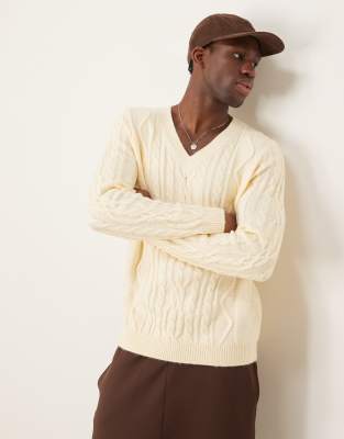 ASOS DESIGN ASOS DESIGN heavyweight cable knitted V-neck jumper in cream-Navy