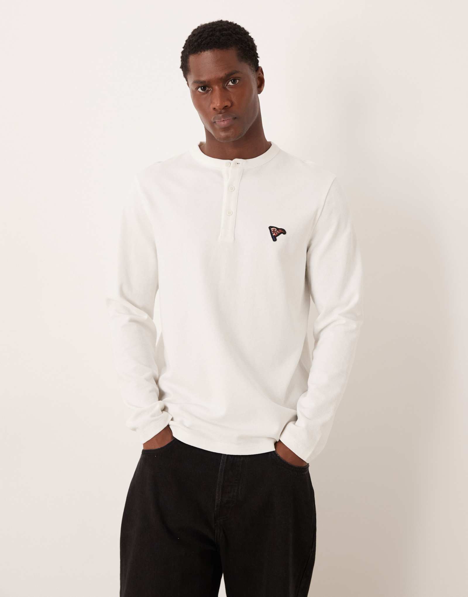 Дизайнерская футболка ASOS с длинным рукавом и вышивкой на груди кремовой текстуры