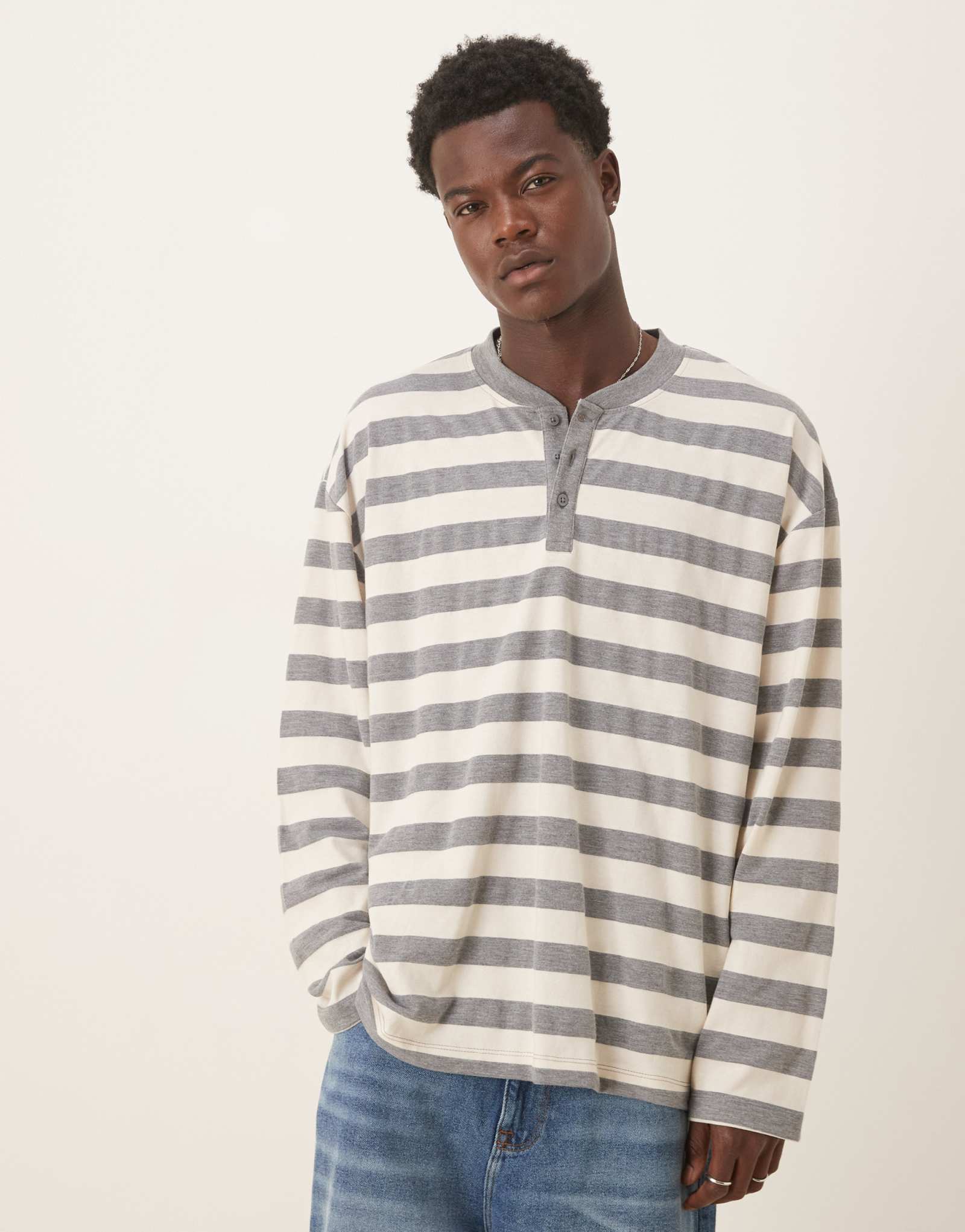 ДИЗАЙНЕРСКАЯ футболка с длинным рукавом оверсайз в стиле heavyweight от ASOS и вырезом henley в серую полоску