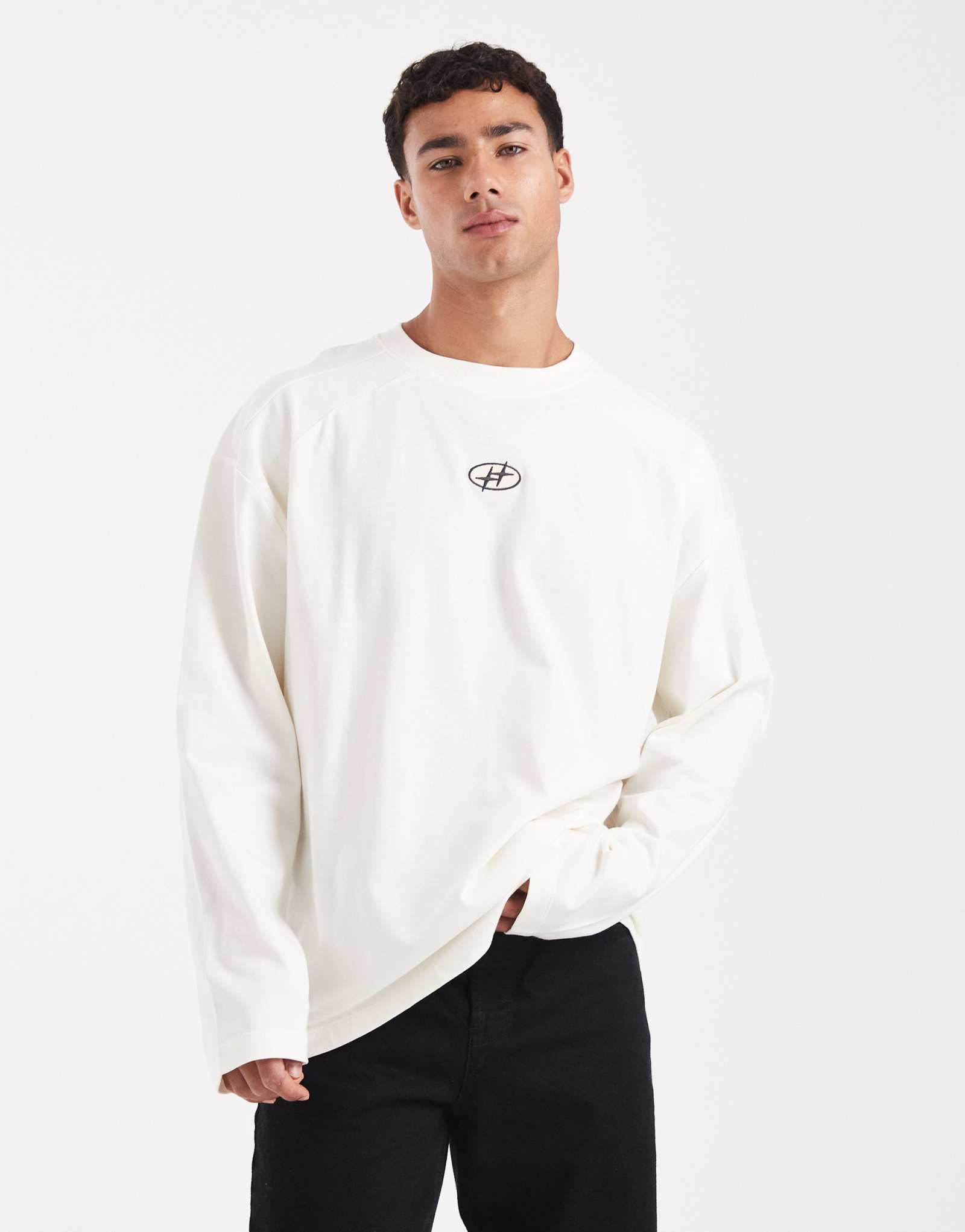  ДИЗАЙНЕРСКАЯ футболка с длинным рукавом оверсайз в тяжелом весе ASOS DESIGN с печатным значком на груди и деталями кроя и шитья кремового цвета 
