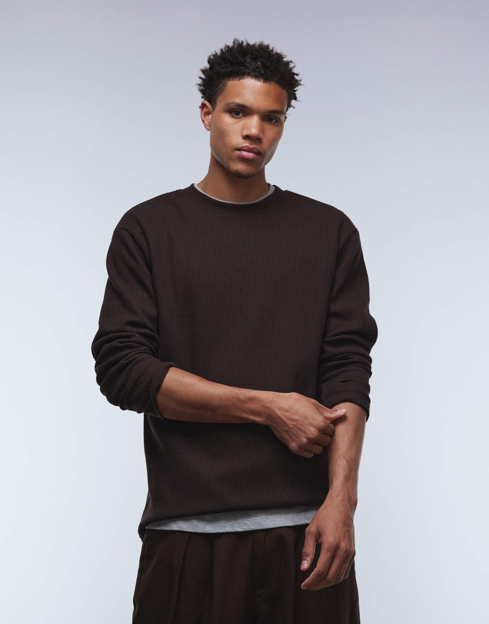 ДИЗАЙНЕРСКАЯ футболка с длинным рукавом в стиле heavyweight от ASOS в темно-коричневой вафельной расцветке